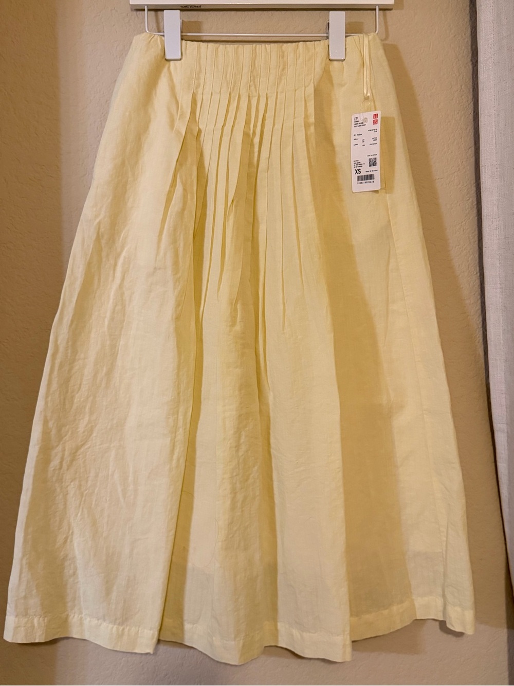 Uniqlo Pleated Midi Skirt in Pale Yellow